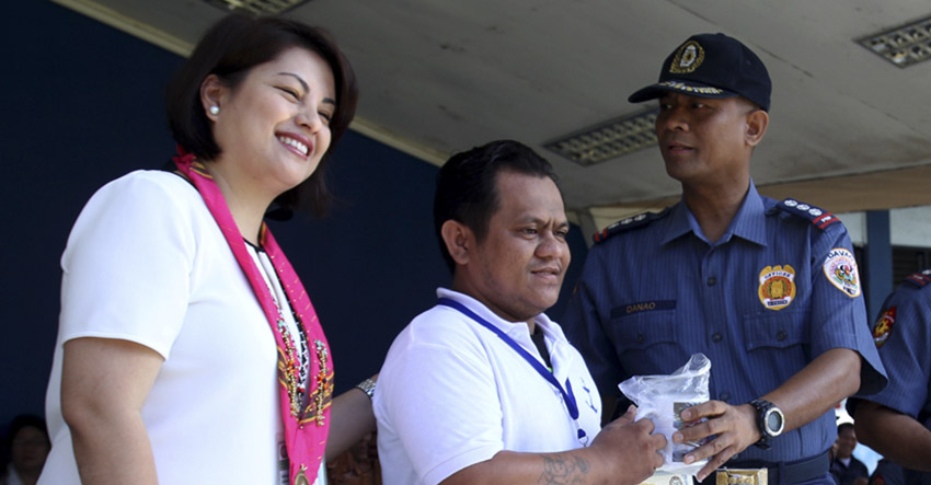 REWARDED. Reynante Maitim, a taxi driver for six years, is among the 19 honest taxi drivers recognized by the Davao City Police Office on Monday. He was flanked by City Tourism Officer Lisette Marques and DCPO chief Police Senior Superintendent Vicente Danao, Jr.  (Ace R. Morandante/davaotoday.com)   