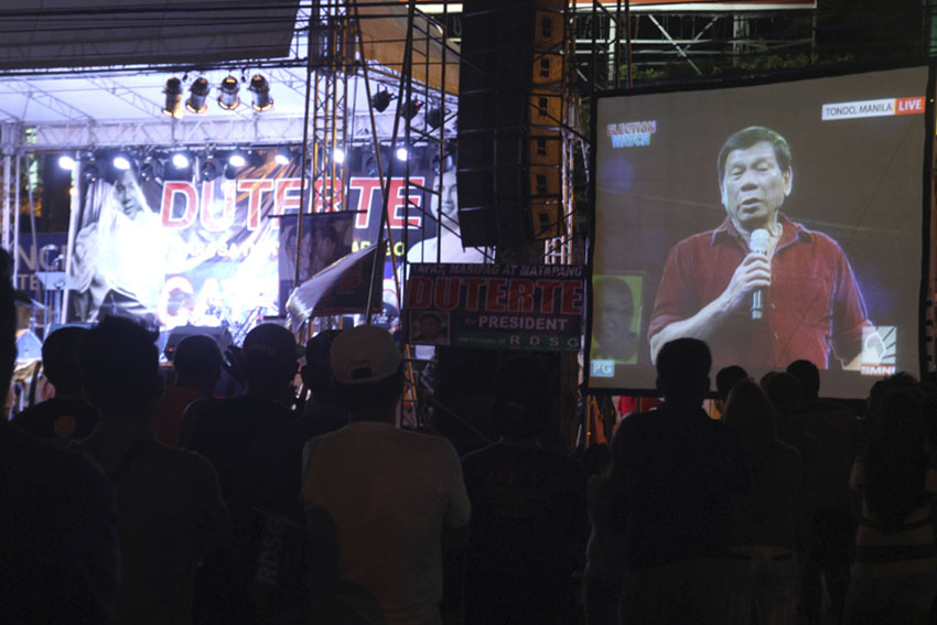 Supporters of Mayor Rodrigo Duterte listen to his speech live from Tondo, Manila through a projected screen mounted at Ponciano Street, Davao City on Tuesday, February 9. (Earl O. Condeza/davaotoday.com) 