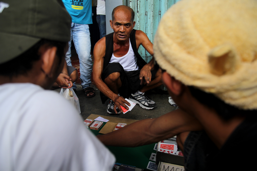 A man shows his magic tricks using playing cards along San Pedro Street in Davao City. Secrets to the magic tricks can be had if one buys his cards.(Ace R. Morandante/davaotoday.com)