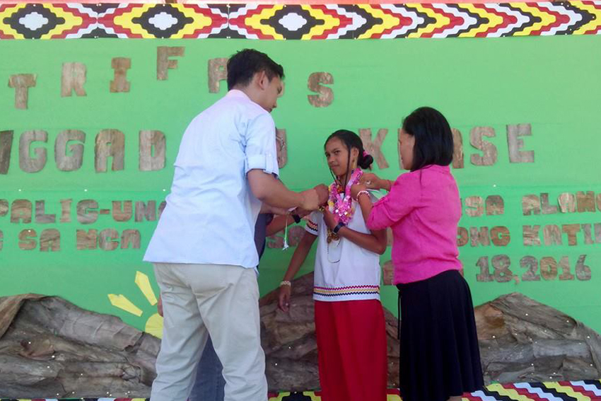 GRADUATE. A Manobo student and her mother receives the medal during the graduation ceremony held inside the evacuation center in Tandag City, Surigao del Sur. (Photo from Tribal Filipino Program of Surigao del Sur Facebook account)