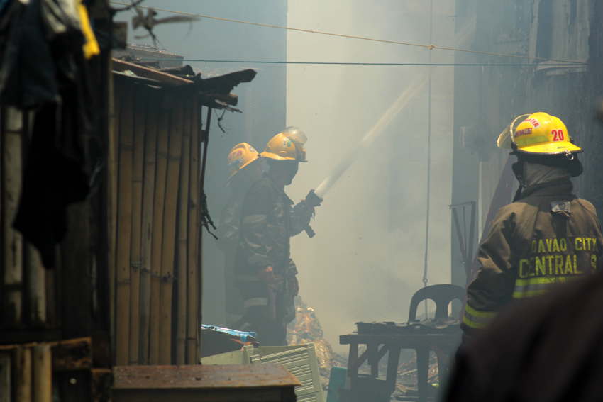 Fire fighters of the Central 911 unit enter the narrow street to put out the fire in Barangay 31-D, Roxas extention, at around 10:30 in the morning. (Ace R. Morandante/davaotoday.com)