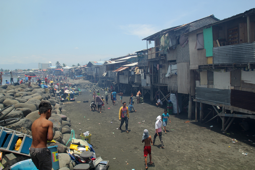 Residents try to save their belongings from the fire that gutted their community.(Ace R. Morandante/davaotoday.com)