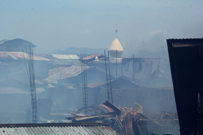 The mosque in Barangay 31-D is not spared by the huge fire. (Ace R. Morandante/davaotoday.com)