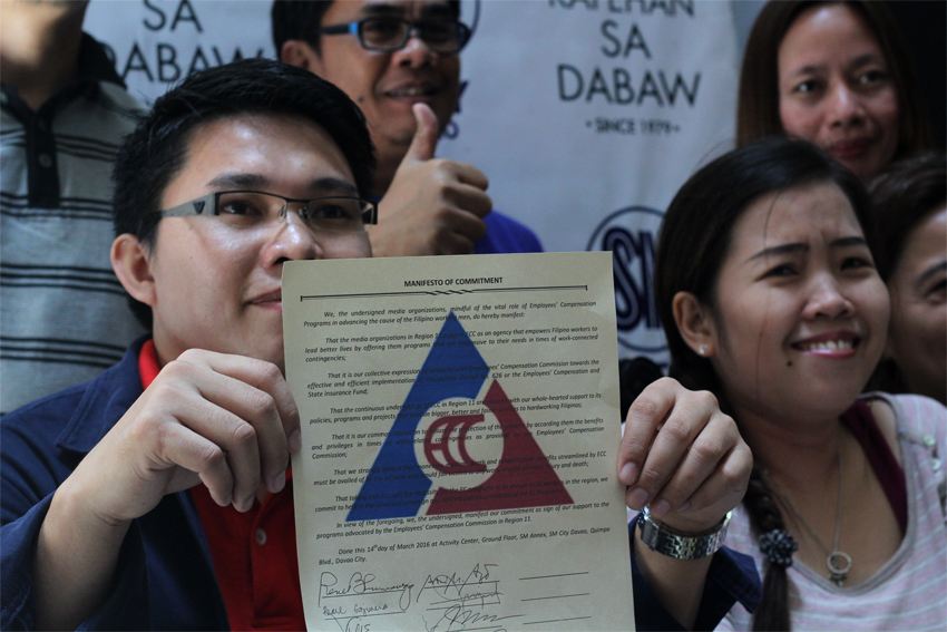 COMPENSATION PACT. Davao media practitioners sign the manifesto as a support for the agency's program to uphold the rights of Filipino workers in the region. (Ace R. Morandante/davaotoday.com)