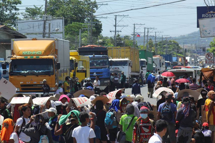 The barricade of more or less 2,000 protesters cause a heavy traffic in the northern approach to Davao City.