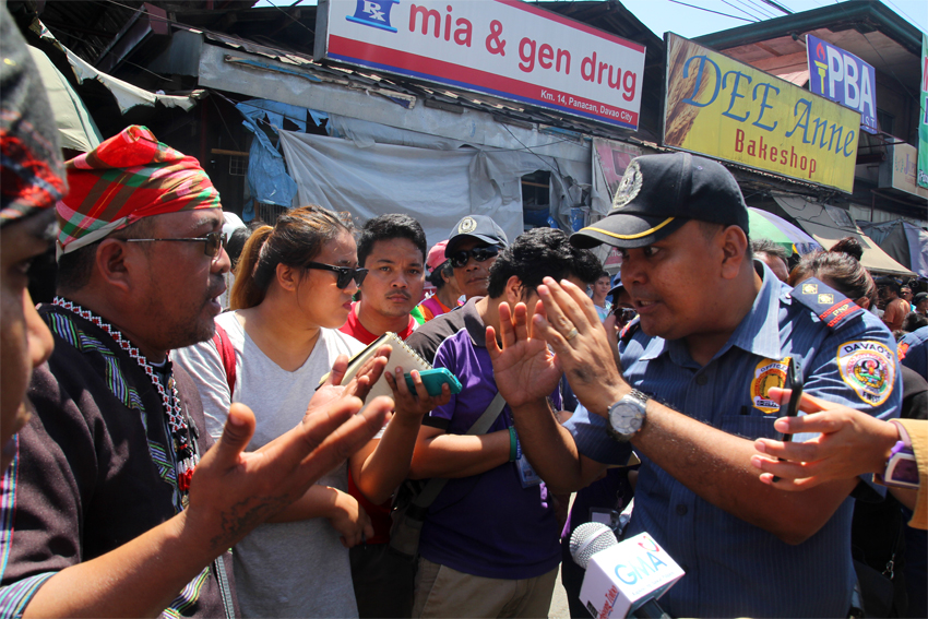 Kerlan Fanagel, chairperson of PASAKA, confronted by a certain police officer, telling them to give one lane for the motorist. But the officer was unsuccessful. 