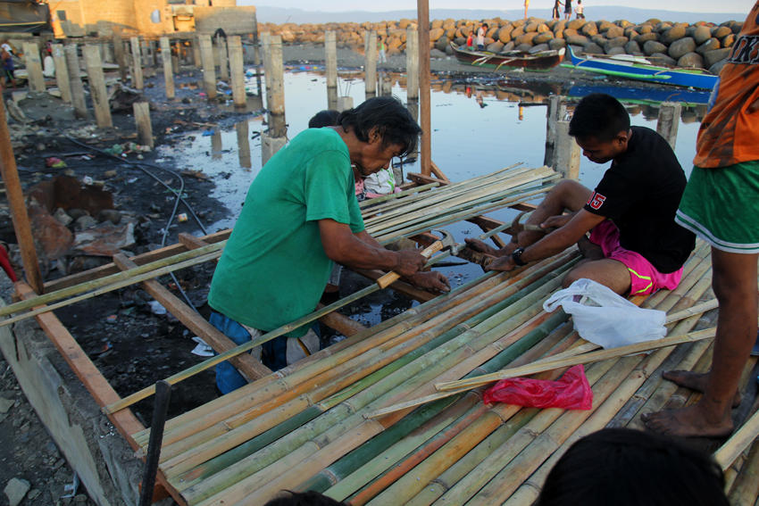 A Muslim family builds their temporary house in Barangay 31-D, Davao City after their house was razed by fire on Monday, March 21.(Ace R. Morandante/davaotoday.com)