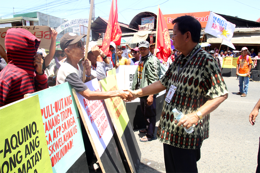 Davao City administrator Atty. Melchor Quitain, shakes hands with a protester as he assures that he will talk the to the government agencies about their demands.