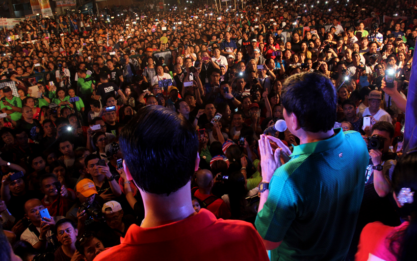 Mayor Rodrigo Duterte addresses the crowd making them laugh at his usual cursing and jokes. (Ace R. Morandante/davaotoday.com)