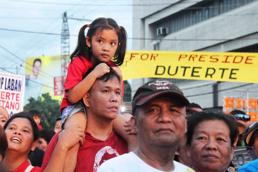 A father brings his daughter and both of them wear Duterte shirts.(Medel V. Hernani/davaotoday.com)