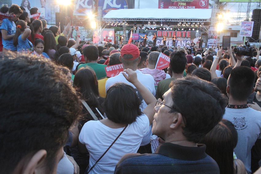 Thousands of people trooped towards Roxas Avenue starting 1:00 in the afternoon bringing their own placards, streamers, cellphones and cameras. (Medel V. Hernani/davaotoday.com)