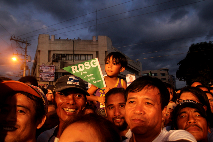 Parents bring their kids along during the grand rally in Davao City of Presidential candidate Rodrigo Duterte here on Wednesday night. The crowd estimate reportedly reach between 20,000 to 35,000. (Ace R. Morandante/davaotoday.com)