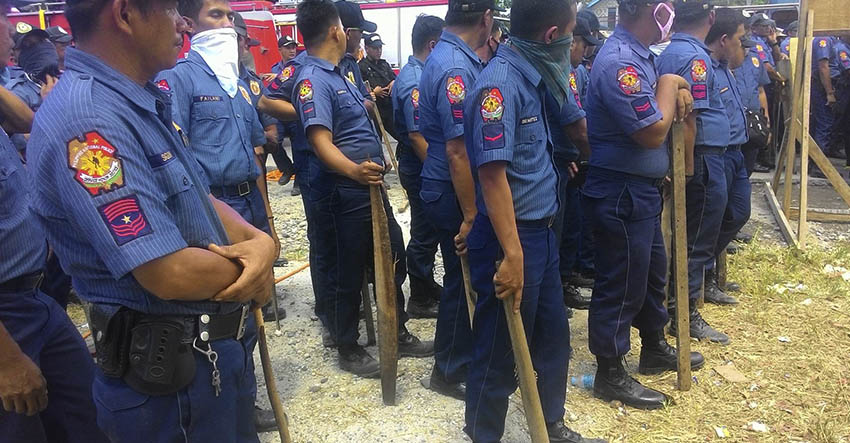 The anti-riot police from the North Cotabato Provincial Police Office await orders to disperse the barricade. (Contributed photo by Kathyrine Cortez)