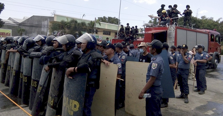 The Provincial Police Office of North Cotabato deployed police forces and members of their SWAT team to disperse the growing number of protesters. (Danilda V. Fusilero/davaotoday.com)