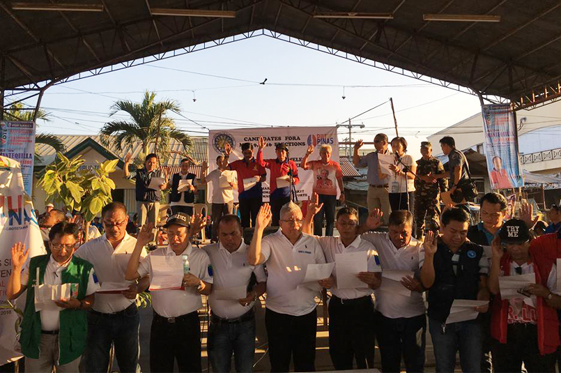 FOR 'HONEST' ELECTIONS. Sto. Tomas local bets sign a peace covenant on March 28 in a Comelec-led fora. (Mart D. Sambalud/davaotoday.com)