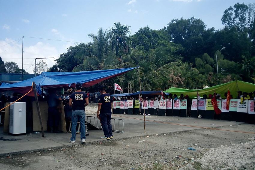 COOL DOWN. Police and farmers barricading a road in Kidapawan, North Cotabato put up their own plastic canvasses (trapal) to cover from the heat of the sun. The stand-off between protesters and the police has been going on for two days as of Thursday, March 31. (Earl O. Condeza/davaotoday.com)