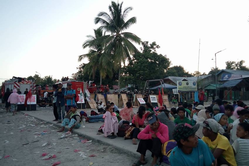 HOLD THE LINE. Farmers demanding rice subsidy from the government stay in their picket line along Quezon Boulevard in Kidapawan City for two days as of Thursday, March 31. (Earl O. Condeza/davaotoday.com)