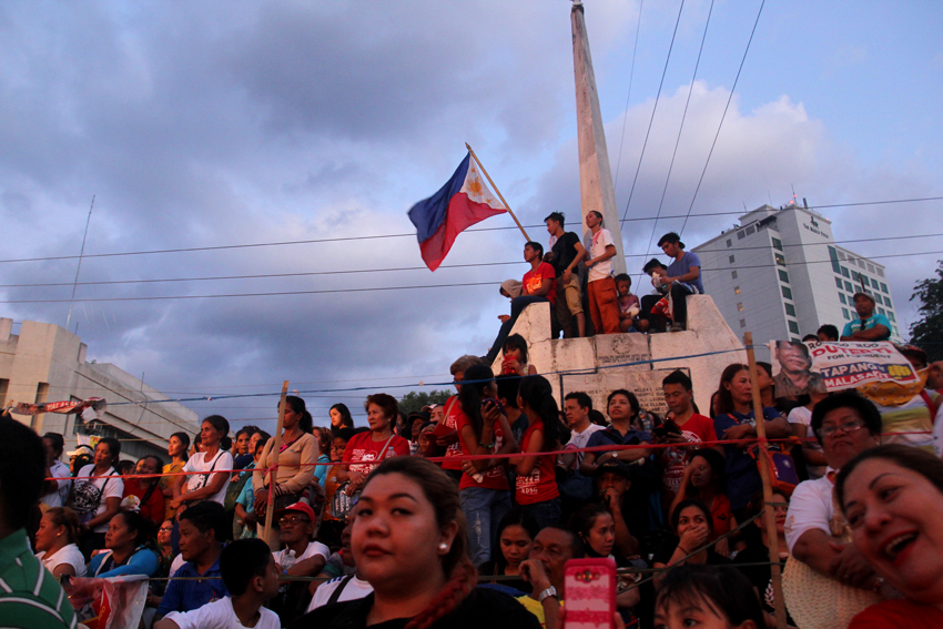 Synchronized cheers heard from the crowd while waiting the arrival of the two standard bearers of PDP-Laban, Davao City Mayor Rodrigo Duterte and Senator Alan Peter Cayetano as Vice President. (Ace R. Morandante/davaotoday.com)