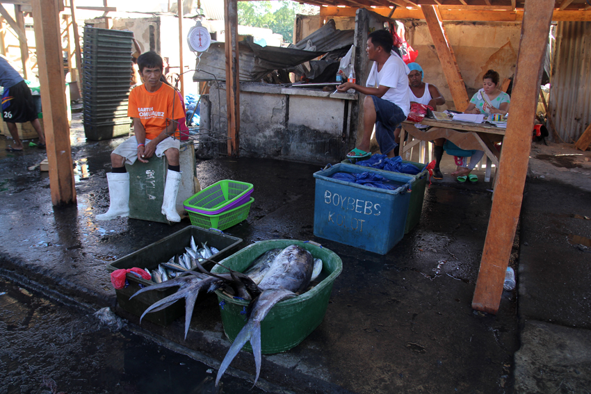 After the raging fire last Friday, April 15 in Barangay 5-A, Bankerohan,Davao City, fish vendors are not wasting any day to sell their fish products.(Ace R. Morandante/davaotoday.com)