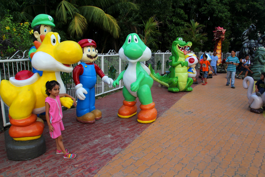 Life-size cartoon characters displayed at the People's Park entertain the children passing by. (Ace R.Morandante/davaotoday.com)