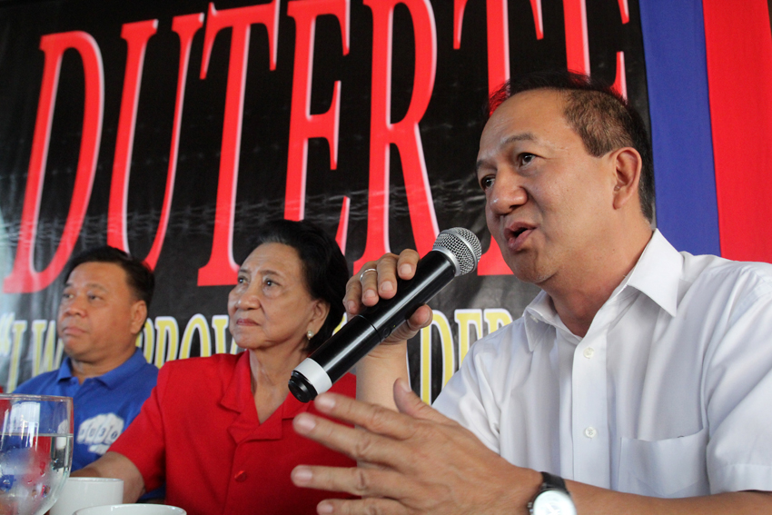 Davao Oriental Vice governor Mayo Almario (right)​,​ along with his mother​,​ congresswoman Thelma Almario both from the Liberal Party declare the​ir​ support ​t​ o ​P​ residential aspirant Davao City mayor, Rodrigo Duterte on Thursday at the Marco Polo Hotel. (Ace R. Morandante/davaotoday.com)