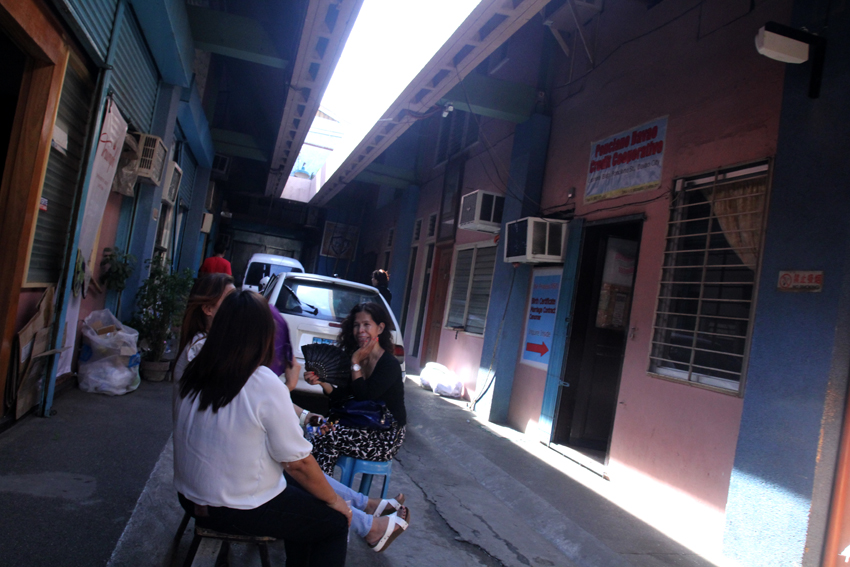 BROWNOUT. Employees and customers go outside their offices due to the rotational brownout implemented by the Davao Light and Power Co. (Ace R.Morandante/davaotoday.com)