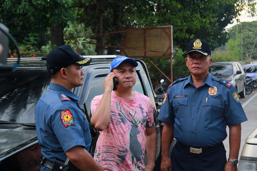 Koronadal City Mayor Peter Miguel (center) talks to an official on how to handle the crisis in his city. Along with him are Police chief Superintendent Noel Armilla of Region 12 (right) and Koronadal Police Director, Police Superintendent Barney Condes. (Ace R. Morandante/davaotoday.com)