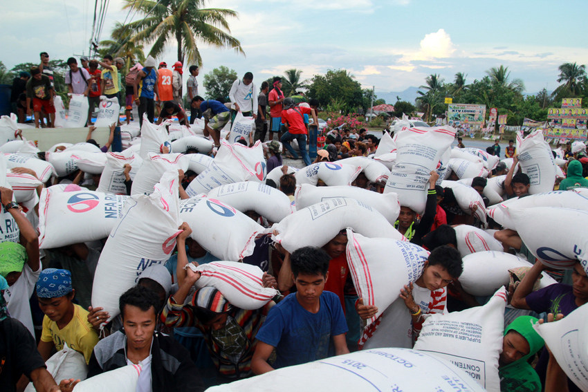 VICTORY. By Monday afternoon, the promised 2,000 sacks of rice arrived. (Ace R. Morandante/davaotoday.com)