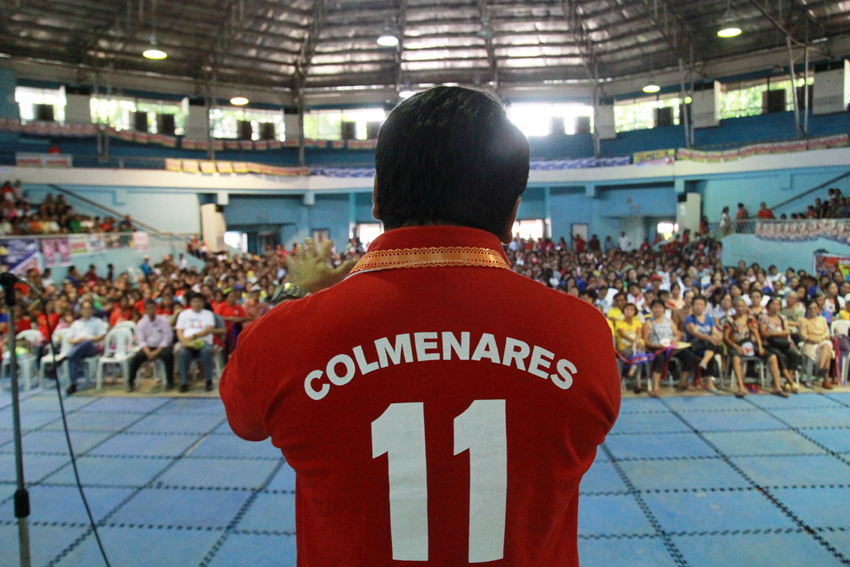 Senatorial candidate Neri Colmenares meet Davaoeños in an indoor rally at the Davao City Recreation Center. Colmenares, said, if elected, he will push for pro-people policies. (Ace R. Morandante/davaotoday.com)