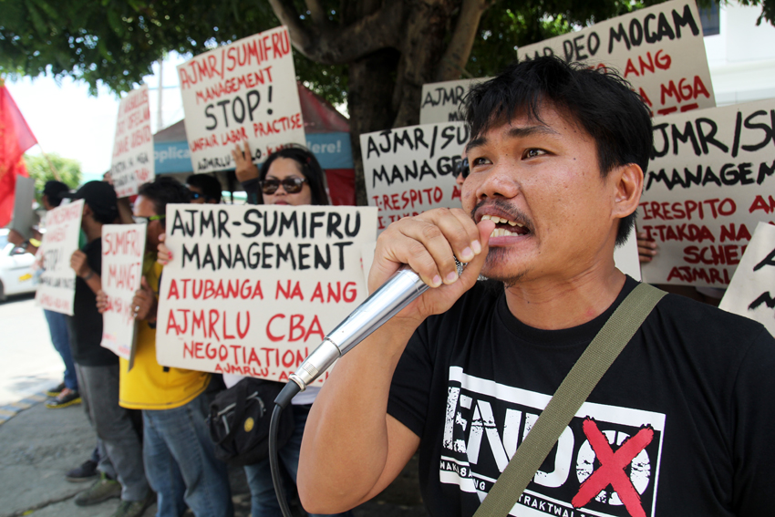 Members of AJMR Labor Union-Association of Democratic Labor Organization stage a protest in front of the office of the banana firm, Sumifru in Bajada, Davao City. Jonjie Bayana, union v ice president said they want the management to face them for negotiations on workers issues regarding unfair labor practices.(Ace R. Morandante/davaotoday.com)
