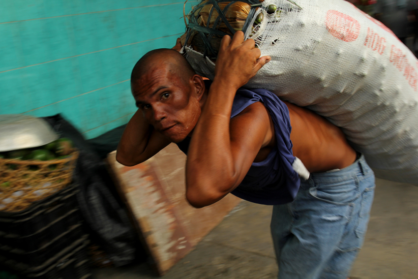 WEIGHT LIFTER. A man carries around 100 kilograms of vegetables at Bankerohan Public Market for a price of 20 pesos per sack. (Ace R. Morandante/davaotoday.com) A man carries around 100 kilograms of vegetables at Bankerohan Public Market for a price of 20 pesos per sack. (Ace R. Morandante/davaotoday.com)