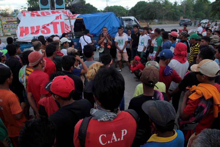 ORIENTATION. The farmers hold their orientation in blocking the road of General Santos national highway in Koronadal City. (Ace R. Morandante/davaotoday.com)