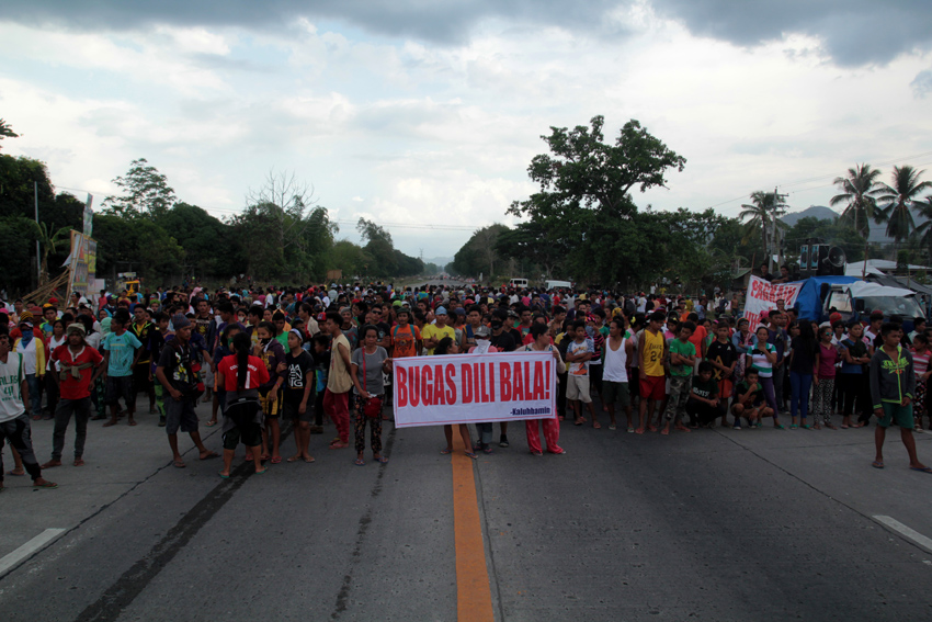 BLOCKED.Thousands of farmers start to block the road at around 4:30 pm on Sunday, April 24 to pressure the government and answer their demands. (Ace R. Morandante/davaotoday.com)