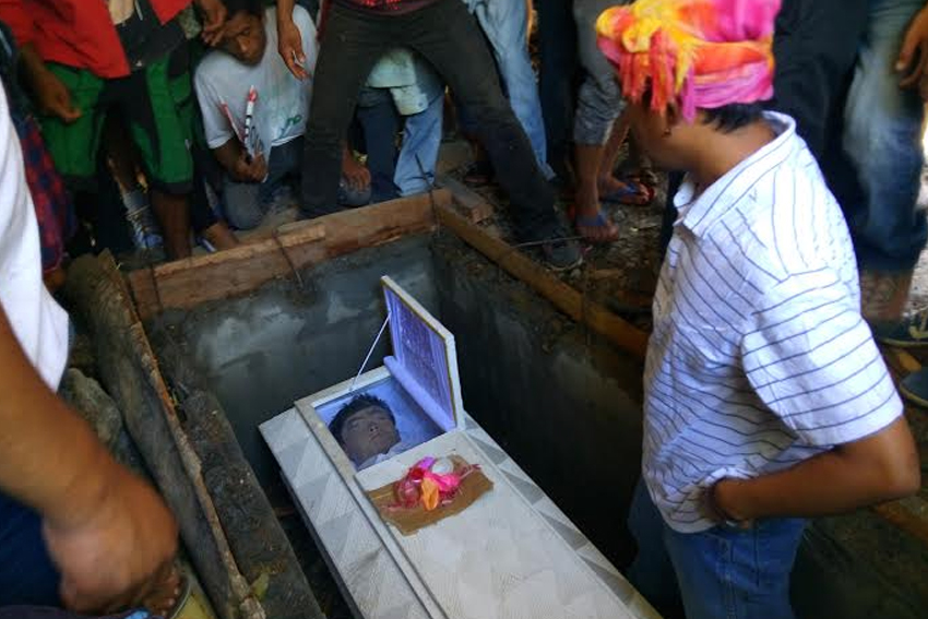 FAREWELL. Darwin Sulang's coffin is opened on its way to the burial ground so his families and fellow farmers may have a last glance of him. Sulang was killed with a gunshot during the violent dispersal in Kidapawan protest on April 1. (Earl O. Condeza/davaotoday.com)