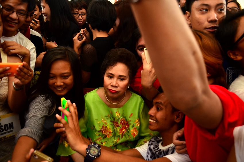 Presidential candidate Senator Miriam Defensor Santiago poses for a group picture with the students of the University of the Philippines in Davao City on Wednesday. (Paulo C. Rizal/davaotoday.com) 