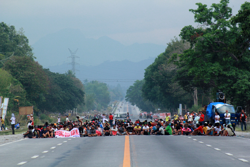 The farmers' protest has totally blocked the national highway on Sunday, April 24. (Ace R. Morandante/davaotoday.com)
