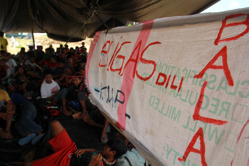 Farmers wait for updates of the dialogue with the Department of Social Welfare and Development who promised to give 2,000 sacks of rice and toiletries. (Ace R. Morandante/davaotoday.com)