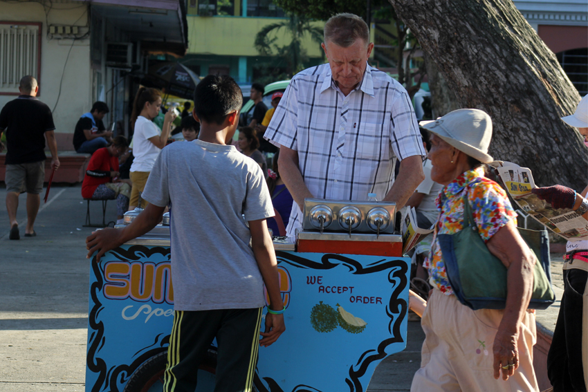 A foreigner is seen here selling sorbetes or dirty ice cream in Rizal Park. (Ace R.Morandante/davaotoday.com) 