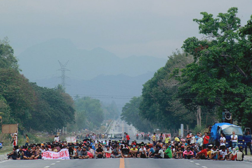 Thousands of farmers from four provinces in Region 12 block the national highway  of Koronadal-General Santos City Sunday to demand the release of the calamity fund and 15,000 sacks of rice. (Ace R. Morandante/davaotoday.com) 