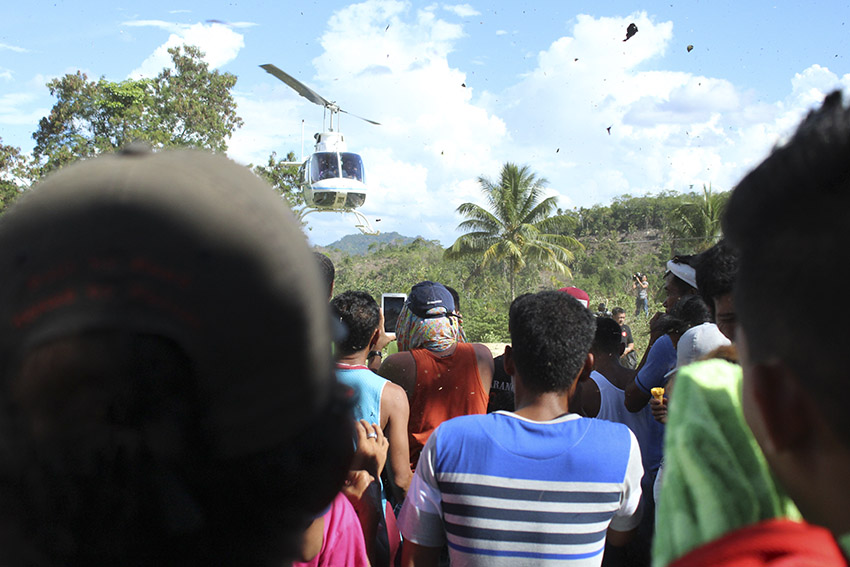 ARRIVAL. The residents of Barangay Lumiad in Paquibato, Davao City welcome Mayor Duterte. (Earl O. Condeza/davaotoday.com)