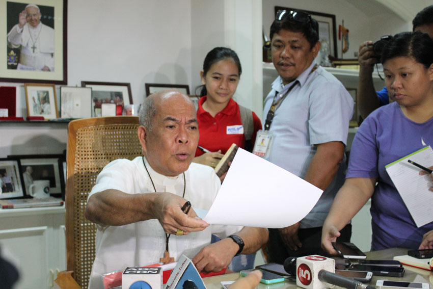 LOVE LETTER. Davao Archbishop Romulo Valles shows to the members of the press the letter of Pope Francis to Presidential candidate Mayor Rodrigo Duterte. (Medel V. Hernani/davaotoday.com)