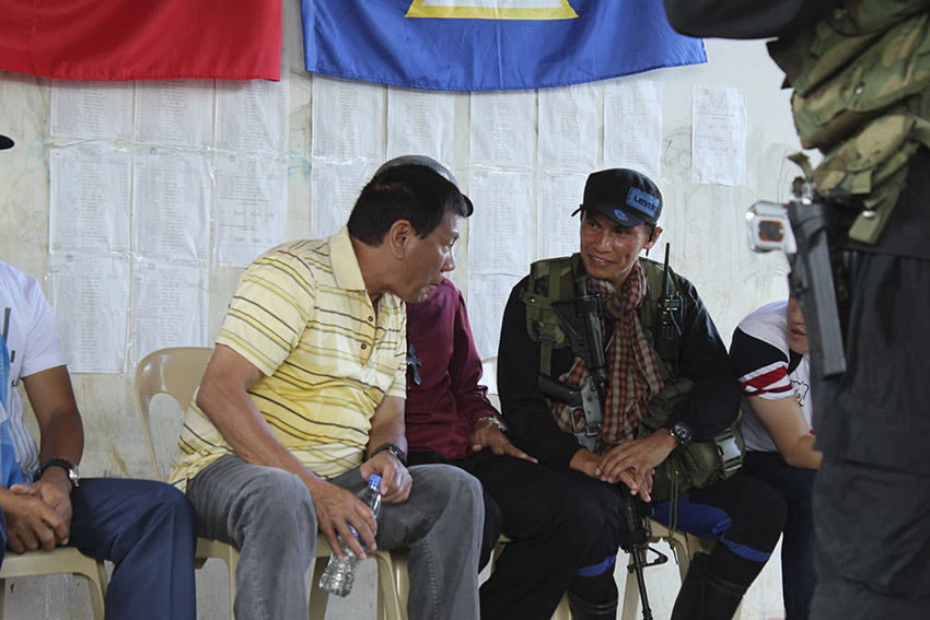 CHAT. Ka Yancy of New People's Army's 1st Pulang Bagani Battalion talks with Mayor Duterte, his assistant Bong Go, and third party facilitator Reverend Jurie Jaime. (Earl O. Condeza/davaotoday.com)