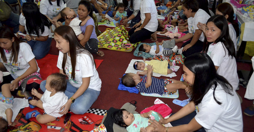 CLOTH DIAPER. Mothers and babies join the first ever Great Cloth Diaper Change in Davao City on Saturday, April 23. The GCDC event is on its second year in the Philippines. (Zea Io Ming C. Capistrano/davaotoday.com)