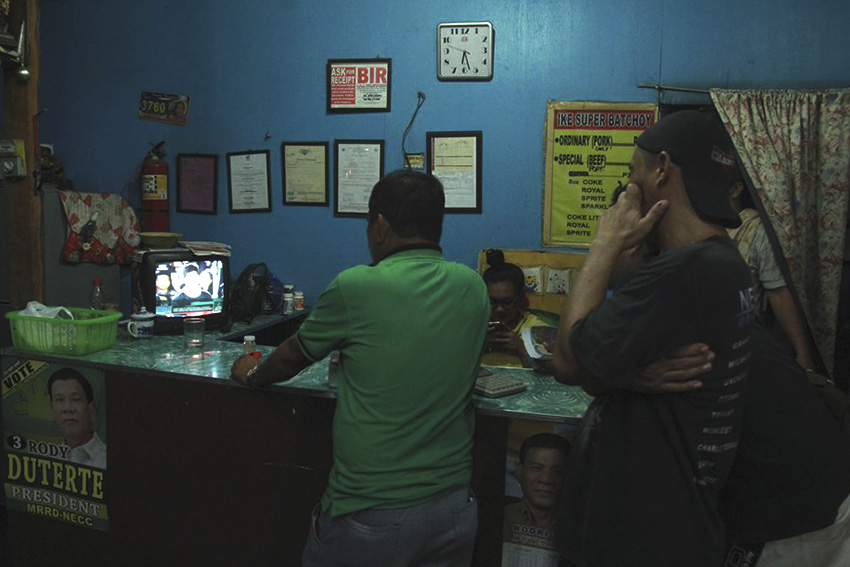 Costumers of a La Paz batchoy eatery in Koronadal focus watching on the last presidential debate held in Pangasinan on Sunday, April 24. (Ace R. Morandante/davaotoday.com)