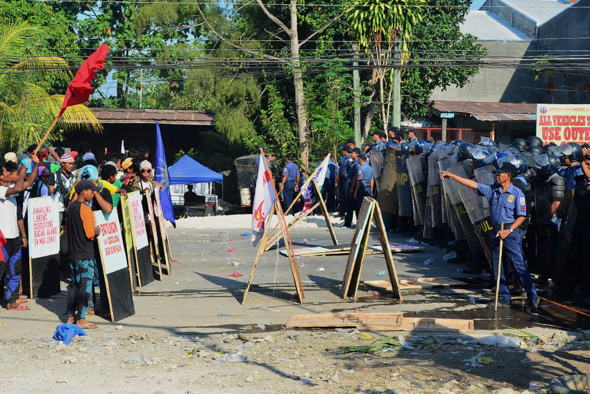 ON HOLD. After having their breakfast, angry farmers formed barricade lines as police attempt to enter their barricade convincing individuals to go with them and be brought home to their respective communities. (Earl O. Condeza/davaotoday.com)