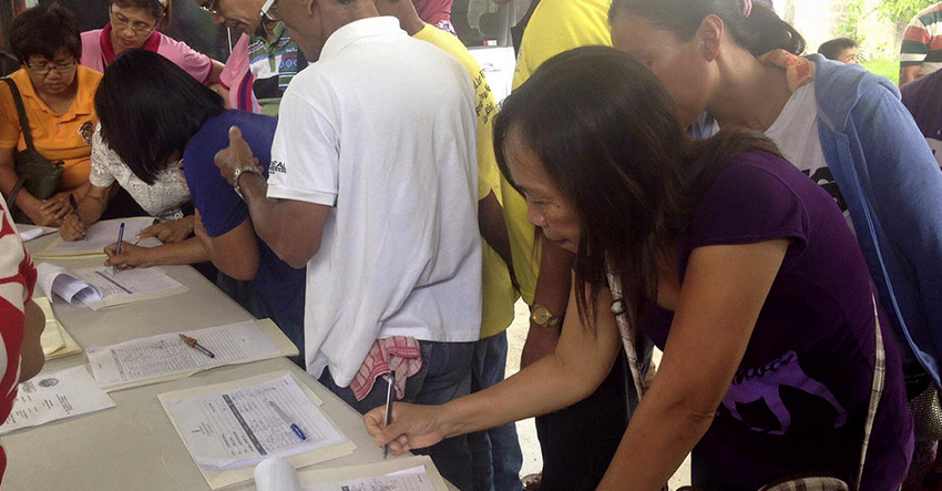INTERESTED. Voters and supporters of candidates in Davao del Norte province line up to register during the candidates forum held at the Aces Tagum College in Tagum City on Thursday afternoon, April 14. (Zea Io Ming C. Capistrano/davaotoday.com)