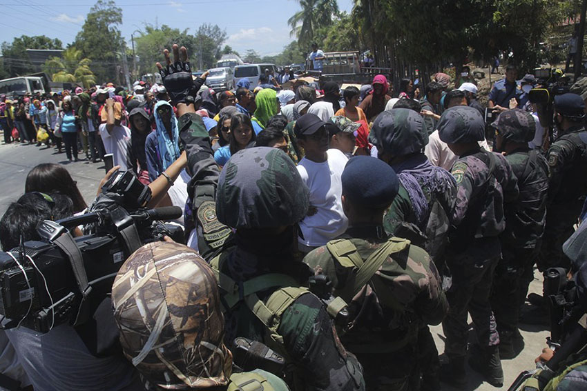 Police troops blocked 300 Makilala farmers from entering the Spottswood United Methodist Center in Kidapawan on Sunday noon, April 3. The farmers were facilitated by Makilala Mayor Rudy Caoagdan for them to get their share of the sacks of rice donated by the private sectors. (Ace R. Morandante/davaotoday.com)