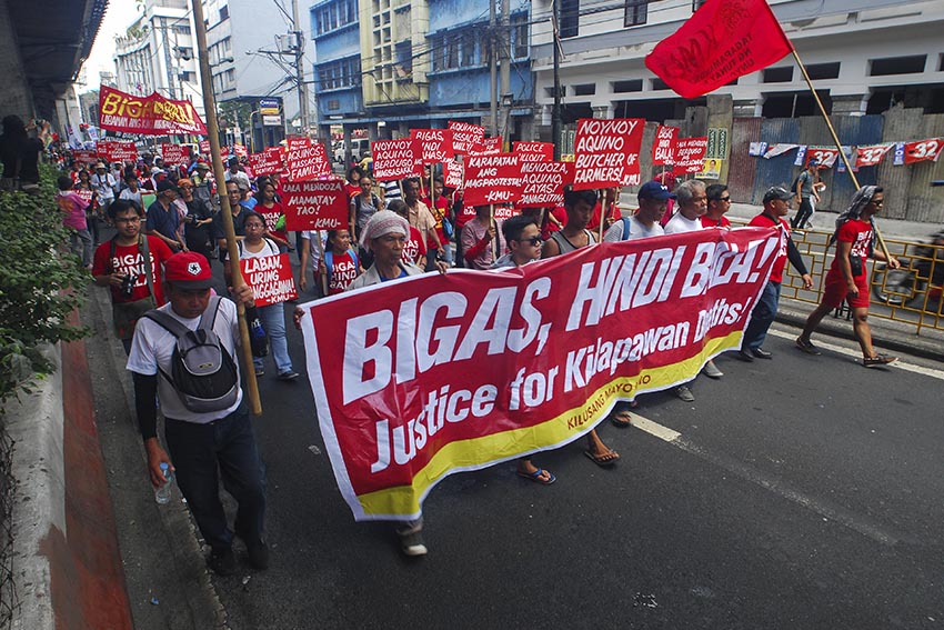 Members of progressive groups condemn the violent dispersal in Kidapawan City in a rally held in Mendiola, Manila on Friday, April 8. (Photo by Raymond Panaligan/AlterMidya)