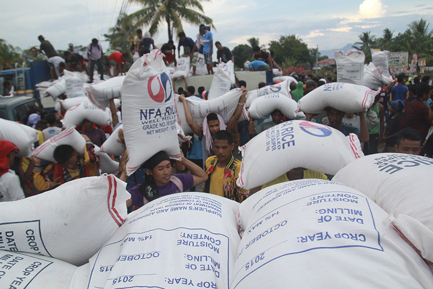 The Department of Social Welfare and Development gives 2,000 sacks of rice to struggling farmers in Koronadal City on Monday, April 25. (Ace R. Morandante/davaotoday.com)