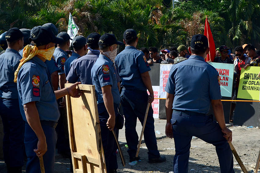 READY. Anti-riot police troops hold their ranks getting ready for possible collision between the two groups. (Earl O. Condeza/davaotoday.com)